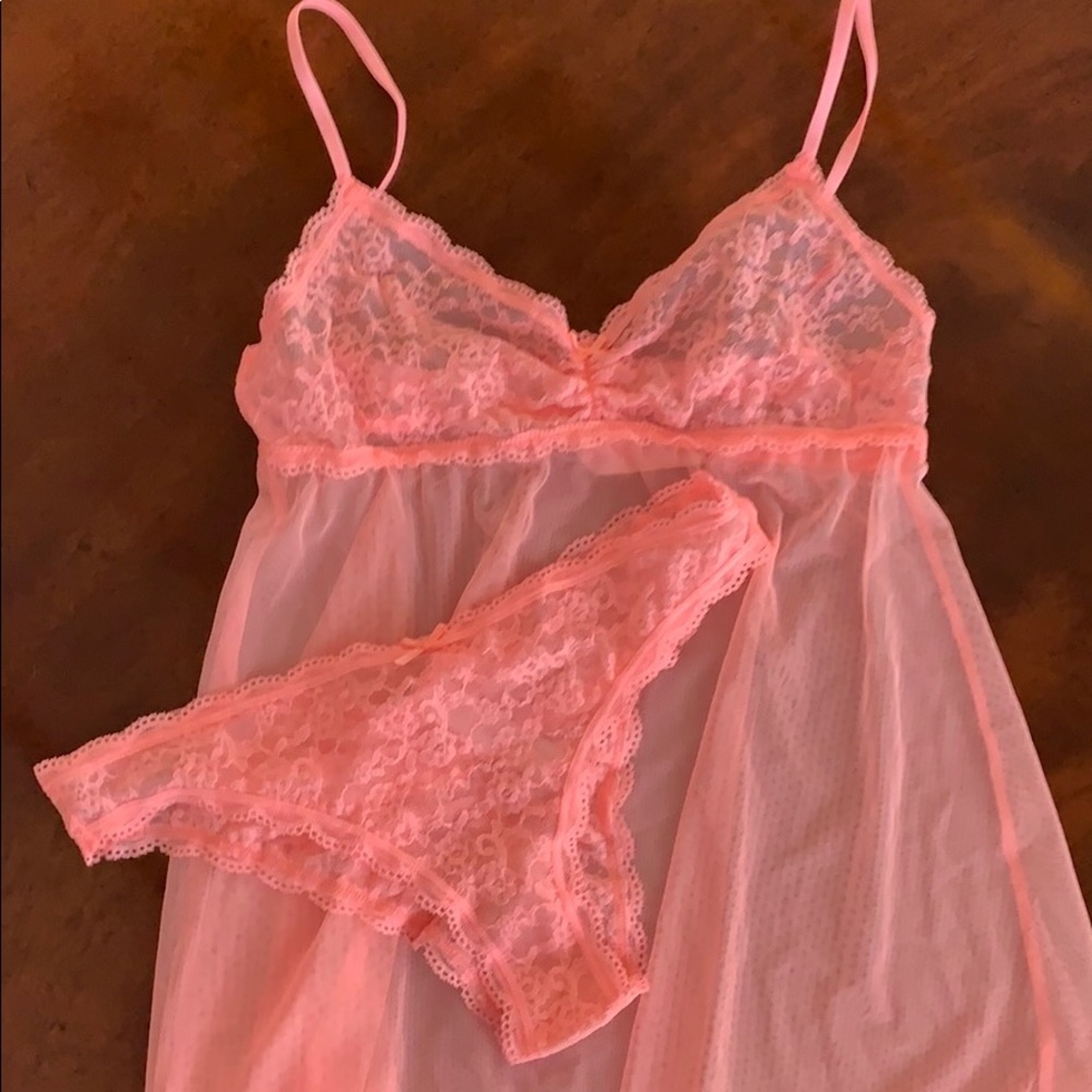 Victoria’s Secret set in (almost) neon pink